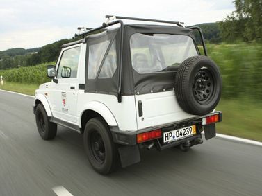 Suzuki Samurai, Внедорожник Открытый — вид сзади справа