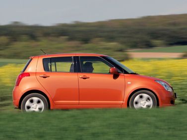 Suzuki Swift ثالثاً، هاتشباك 5 أبواب — منظر من الجانب الأيسر