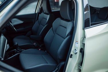 Suzuki Swift سادساً، هاتشباك 5 أبواب — المقاعد الأمامية
