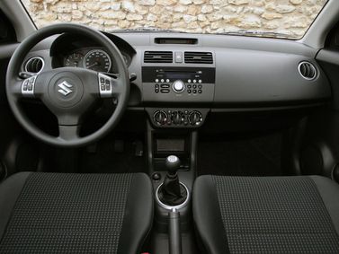 Suzuki Swift ثالثاً، هاتشباك 5 أبواب — لوحة القيادة