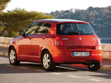 Suzuki Swift ثالثاً، هاتشباك 5 أبواب — منظر خلفي أيسر