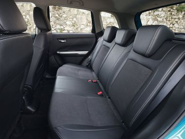 Suzuki Vitara ثانياً، دفع رباعي 5 أبواب — المقاعد الخلفية
