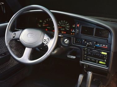 Toyota 4Runner ثانياً، دفع رباعي 5 أبواب — منطقة السائق