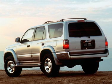 Toyota 4Runner ثالثاً، دفع رباعي 5 أبواب — منظر خلفي أيسر