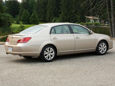 Toyota Avalon ثالثاً فيس ليفت، سيدان — منظر خلفي أيمن