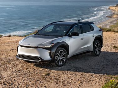 Toyota bZ4X I, Внедорожник 5 дв. — вид спереди в три четверти
