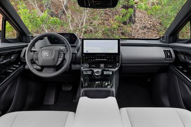 Toyota bZ4X I, Внедорожник 5 дв. — место водителя