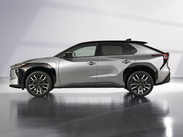 Toyota bZ4X I Рестайлинг, Внедорожник 5 дв. — вид слева