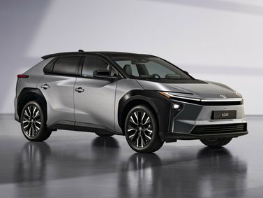 Toyota bZ4X I Рестайлинг, Внедорожник 5 дв. — вид спереди в три четверти