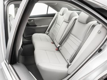 Toyota Camry عملية فيس ليفت VII (XV50)، سيدان US Market — المقاعد الخلفية