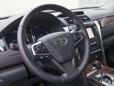 Toyota Camry عملية فيس ليفت VII (XV50)، سيدان — عجلة القيادة