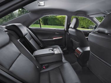 Toyota Camry سابعاً (XV50)، سيدان — المقاعد الخلفية