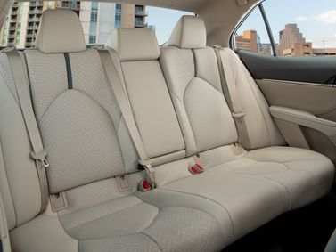 Toyota Camry عملية فيس ليفت VIII (XV70)، سيدان — المقاعد الخلفية