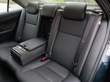 Toyota Camry عملية فيس ليفت VII (XV50)، سيدان — المقاعد الخلفية