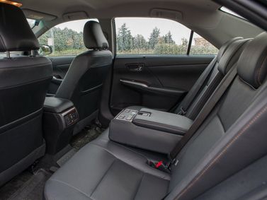 Toyota Camry عملية فيس ليفت VII (XV50)، سيدان — المقاعد الخلفية