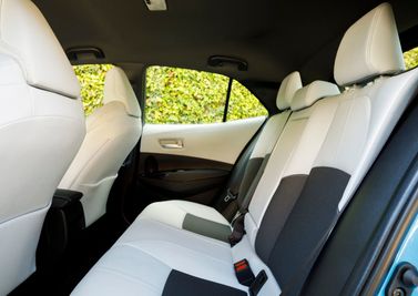 Toyota Corolla XII (E210)، هاتشباك 5 أبواب — المقاعد الخلفية