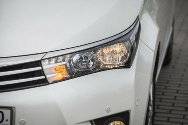 Toyota Corolla XI (E160، E170، E180)، سيدان — المصباح الأمامي