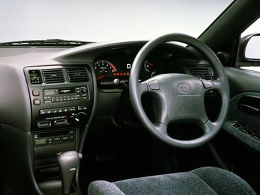 Toyota Corolla سابعاً (E100)، سيدان — لوحة القيادة