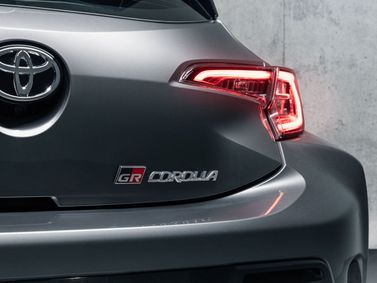Toyota Corolla XII (E210)، هاتشباك 5 أبواب GR — شعار السيارة واسم الطراز