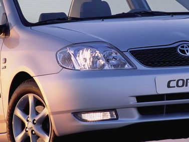Toyota Corolla ix (e120، e130)، سيدان — الجزء الأمامي من السيارة عن قرب