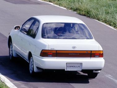 Toyota Corolla سابعاً (E100)، سيدان — منظر خلفي أيسر