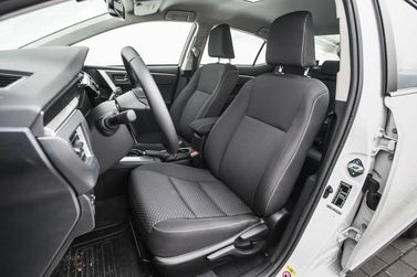 Toyota Corolla XI (E160، E170، E180)، سيدان — المقاعد الأمامية