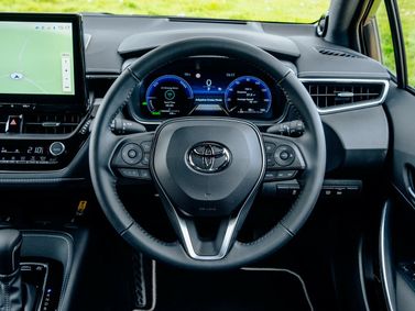 Toyota Corolla عملية فيس ليفت XII (E210)، هاتشباك 5 أبواب — منطقة السائق