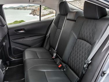 Toyota Corolla XII (E210)، سيدان — المقاعد الخلفية