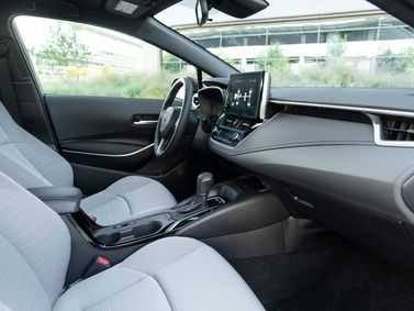 Toyota Corolla عملية فيس ليفت XII (E210)، سيدان Sporty — منظر عام للمقصورة