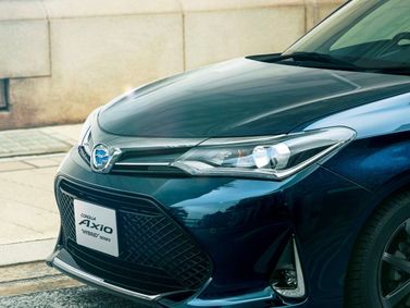 Toyota Corolla عملية فيس ليفت XI (E160، E170) 2، سيدان Axio — منظر أمامي بزاوية ثلاثة أرباع