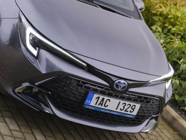 Toyota Corolla عملية فيس ليفت XII (E210)، واجون 5 أبواب Touring — منظر أمامي