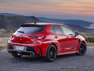 Toyota Corolla عملية فيس ليفت XII (E210)، هاتشباك 5 أبواب GR — منظر خلفي بزاوية ثلاثة أرباع