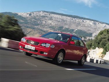 Toyota Corolla عملية فيس ليفت VIII (E110)، هاتشباك 3 أبواب — منظر أمامي أيمن