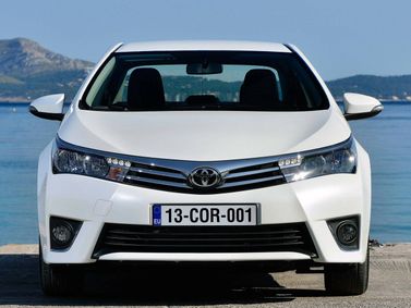 Toyota Corolla XI (E160، E170، E180)، سيدان — منظر أمامي