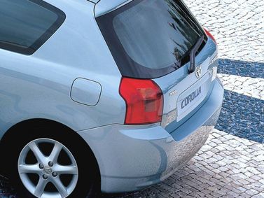 Toyota Corolla ix (e120، e130)، هاتشباك 3 أبواب — منظر خلفي أيمن