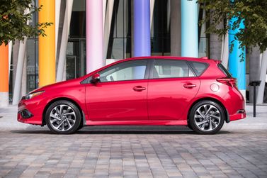 Toyota Corolla XI (E160, E170, E170, E180) فيس ليفت 1، هاتشباك 5 أبواب — منظر من الجانب الأيسر