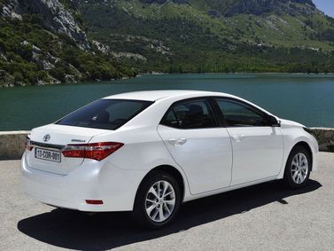 Toyota Corolla XI (E160، E170، E180)، سيدان — منظر خلفي أيمن
