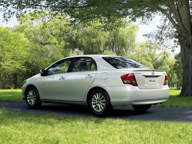 Toyota Corolla فيس ليفت X (E140، E150)، سيدان Axio — منظر خلفي بزاوية ثلاثة أرباع