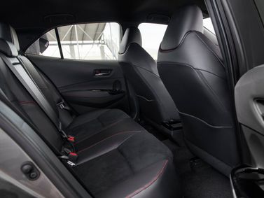 Toyota Corolla XII (E210)، هاتشباك 5 أبواب GR — المقاعد الخلفية