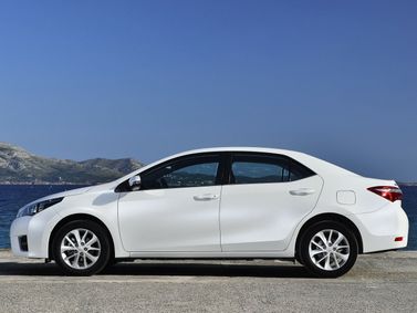 Toyota Corolla XI (E160، E170، E180)، سيدان — منظر من الجانب الأيسر