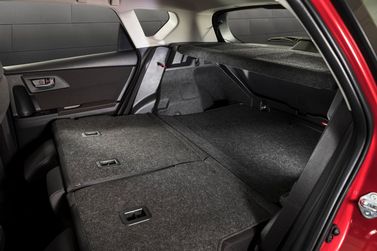 Toyota Corolla XI (E160, E170, E170, E180) فيس ليفت 1، هاتشباك 5 أبواب — حجرة الأمتعة