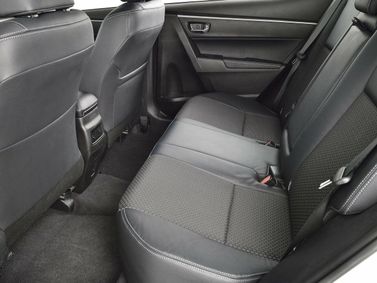 Toyota Corolla XI (E160، E170، E180)، سيدان — المقاعد الخلفية