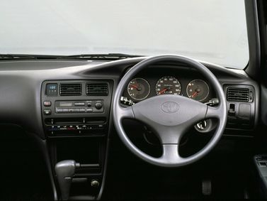 Toyota Corolla سابعاً (E100)، واجون 5 أبواب — منطقة السائق