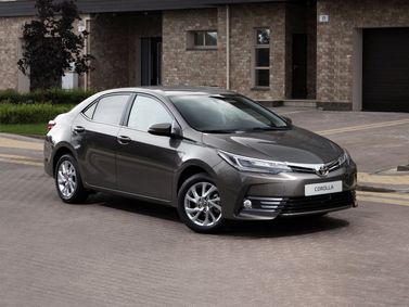 Toyota Corolla XI (E160, E170, E170, E180) فيس ليفت 1، سيدان — منظر أمامي أيمن