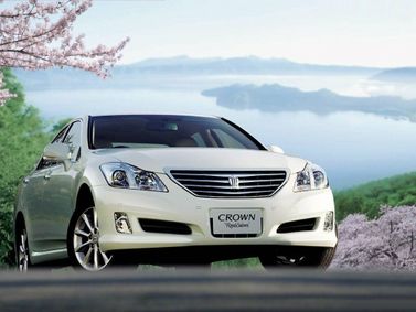 Toyota Crown XIII (S200), Седан — вид спереди слева
