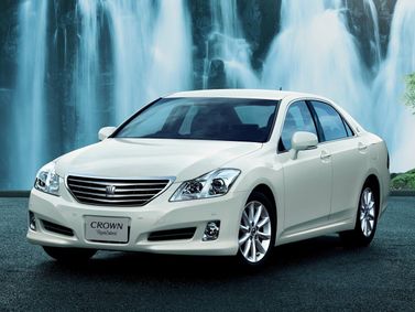 Toyota Crown XIII (S200), Седан — вид спереди справа