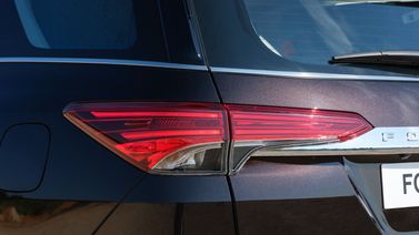 Toyota Fortuner ثانياً، دفع رباعي 5 أبواب — المصباح الخلفي