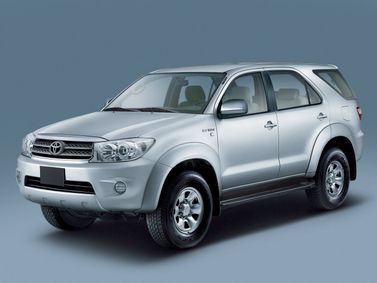 Toyota Fortuner أنا فيس ليفت، دفع رباعي 5 أبواب — منظر أمامي بزاوية ثلاثة أرباع