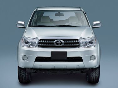 Toyota Fortuner أنا فيس ليفت، دفع رباعي 5 أبواب — منظر أمامي
