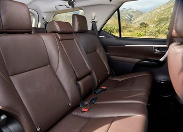 Toyota Fortuner ثانياً، دفع رباعي 5 أبواب — المقاعد الخلفية